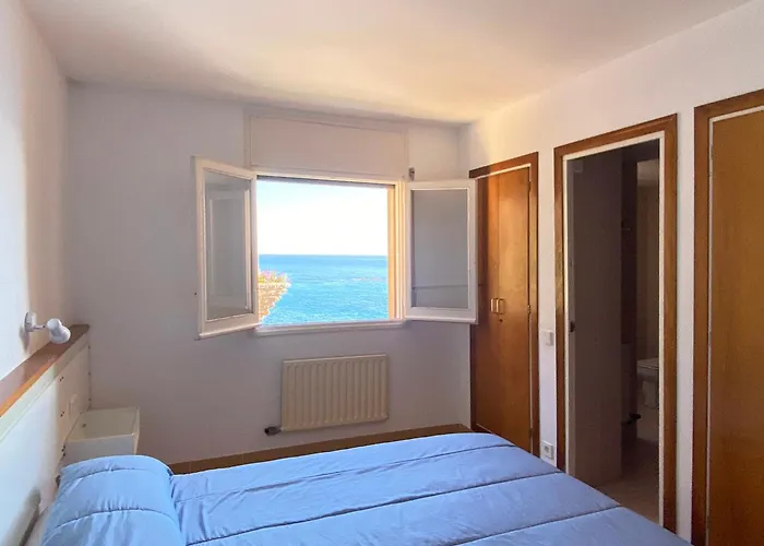 Magnificent At The Sea Front Of טוסה דה מאר